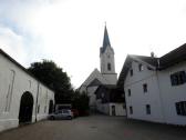 Blick zur kath. Pfarrkirche Sankt Johannes der Tufer in Weng 
